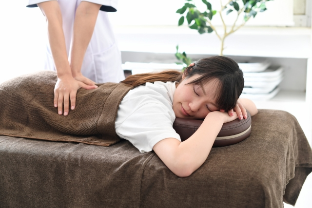 整体をうける女性