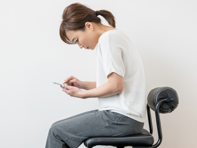 スマホやタブレットを使っている状態の女性