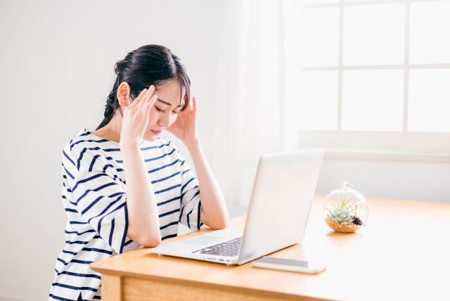 秋バテで頭痛がする女性
