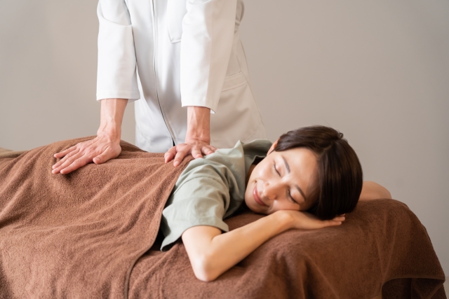 整体をうけている女性