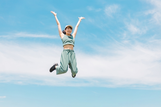 心も体も軽くジャンプしている女性
