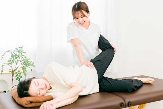 整体をうけている女性
