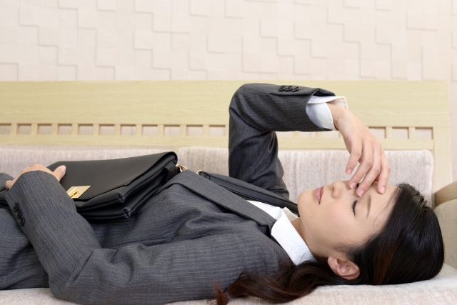 夏バテして疲れている女性