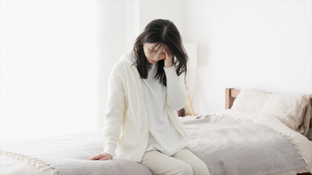 夏バテで体調不良な女性