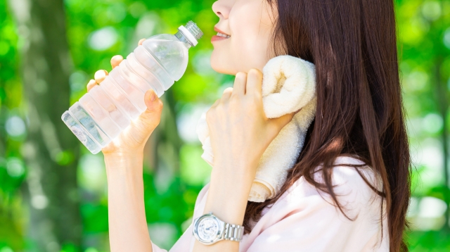 水分補給する女性