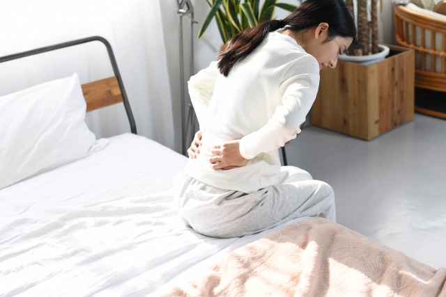 朝起きたら腰が痛い女性