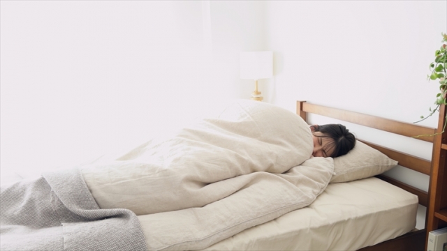 寒くて眠れない女性