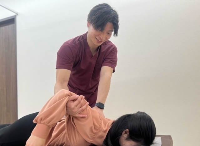 整体を受ける女性