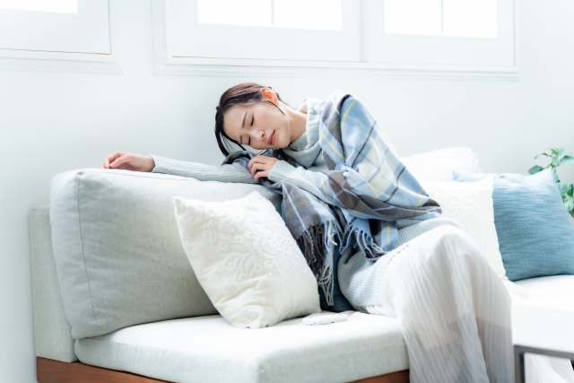 冬につかれている女性
